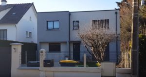 Maison Ema TT toit terrasse avec porche beton et biton couleur enduit mensuiries aluminum couleur dans les yvelines archidesign