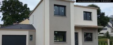 Maison Ema en L enduit biton menuiseries gris anthracite 7016 porche béton 4 pans effet toit plat dans les yvelines archidesign