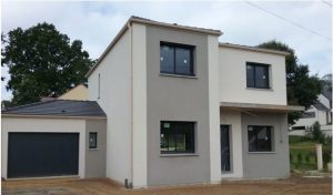 Maison Ema en L enduit biton menuiseries gris anthracite 7016 porche béton 4 pans effet toit plat dans les yvelines archidesign