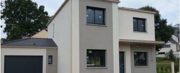 Maison Ema en L enduit biton menuiseries gris anthracite 7016 porche béton 4 pans effet toit plat dans les yvelines archidesign