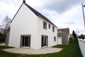 Maison Joa 2 avec enduit bicolore en modentature etuile noire grandes baies vitrees dans les yvelines