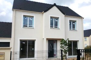Maison Lea avec porche rentrant contemporain tuile noire dans les yvelines 78 archidesign
