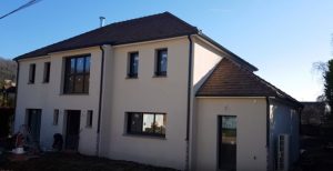 Maison Lea avec verriere et mur rideau en facade avant gouttiere couleur sortie de toit contemporaine dans les yvelines archidesign