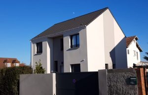 Maison Leo enduit biton contemporain dans les yvelines menuiseries gris anthracite archidesign