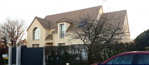 Maison Ova combles contemporains fenetre cintre modenature plancher beton dans les yvelines archidesign