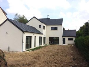 Maison sur mesure dans les yvelines en L une partie a etage et une partie plein pied dans un esprit patio archidesign
