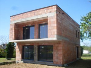 Maison toit plat avec balcon en surplomb en cours de chantier archidesign archidesign
