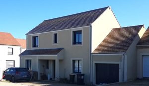 maison joa 2 a etage avec avancee en decroche formant un porche maconne modenature enduit teinte vallee de chevreuse gouttiere zinc en essonne 91 archidesign