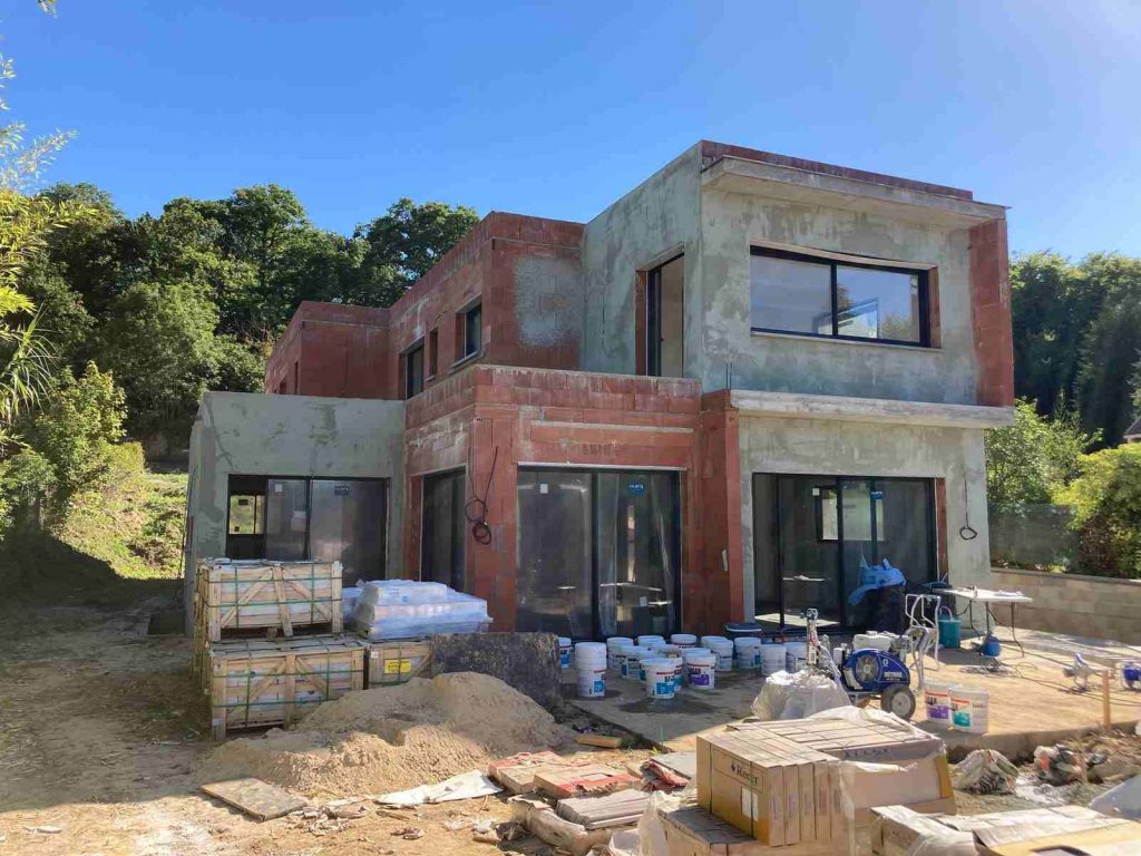 Une Maison Toit Plat Terrasse à Saint Nom la Bretèche 78 en cours de realisation