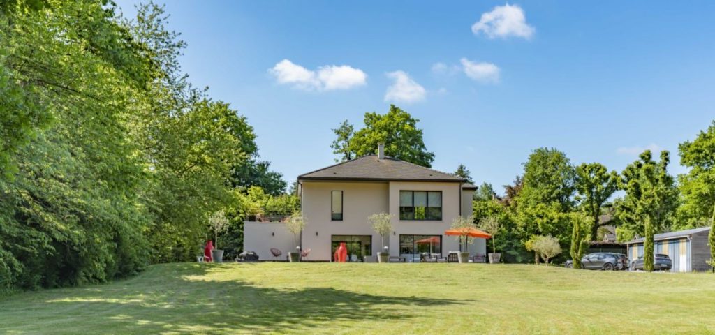 Vue depuis le jardin - Constructeur de maison sur mesure haut de gamme moderne design architecte sur Saint Remy l Honoré, Montfort l'Amaury, Méré, Bazoches sur Guyonne (4)