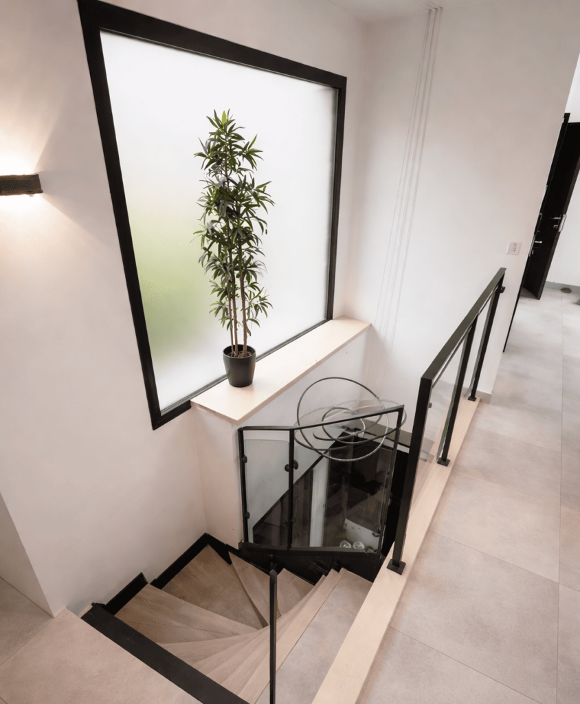 Maison A - Escalier - Maison Architecte Moderne Toit Plat Terrasse Accessible - Enduit et Pierre (3)